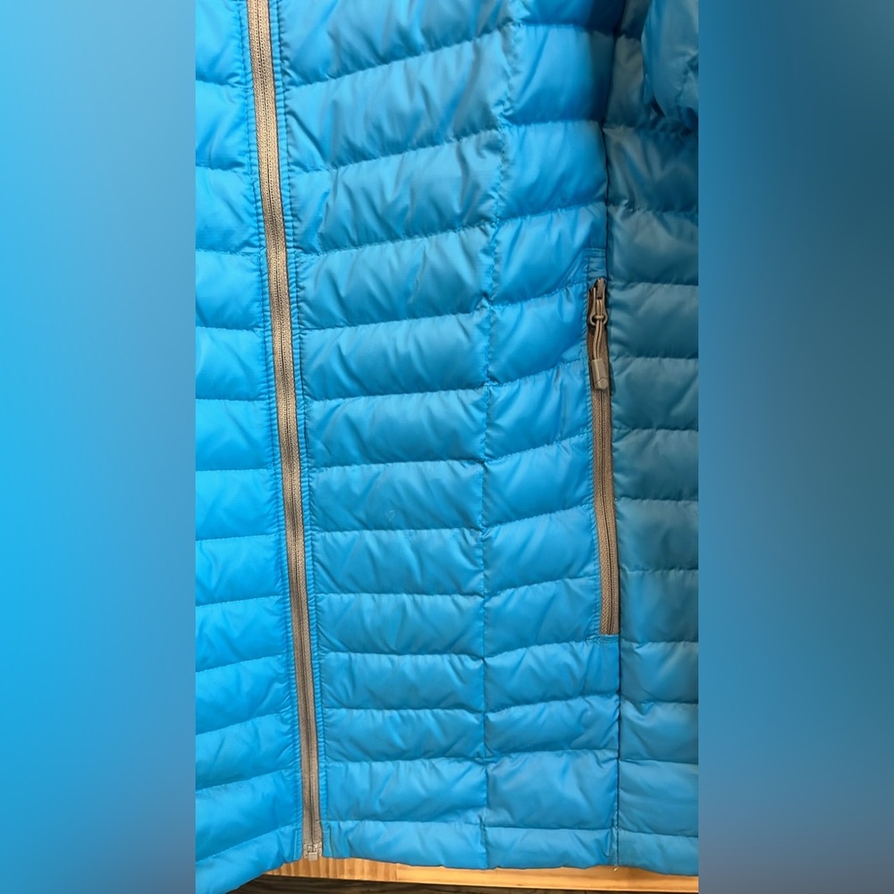 Mountain Hardwear Down Puffer - Men’s Medium - Powder Blue - Like New Condition - Picture 7 of 13